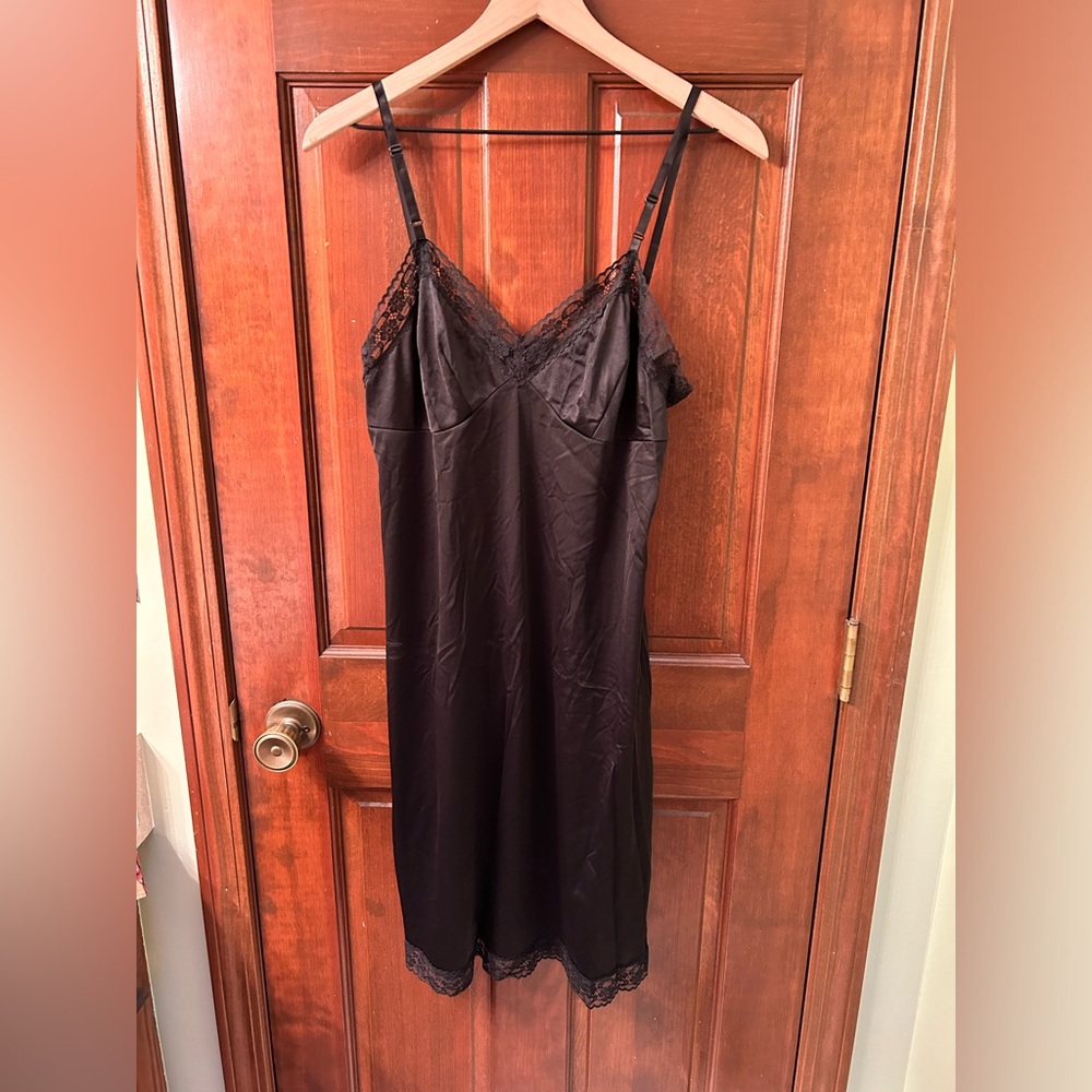 VANITY FAIR VTG Nylon and lace trim full slip. Size 36.
